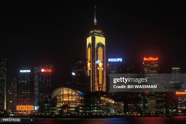 Vue du Hong Kong Convention and Exhibition Centre de nuit.