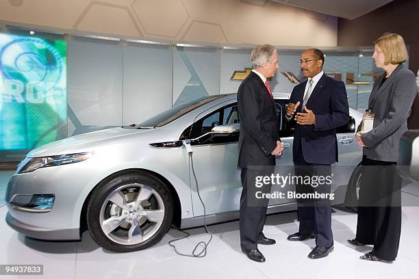 Robert "Bob" Corker, a Republican senator from Tennessee who is an opponent of the auto industry bailout approved by Congress, left, speaks with Ed...