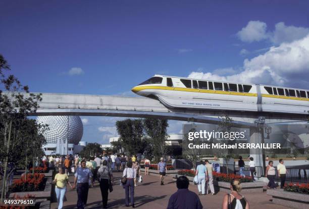 Monorail dans le parc à thèmes Epcot à Disney World à Orlando en Floride aux Etats-Unis avec, en arrière-plan, le Space ship Earth.