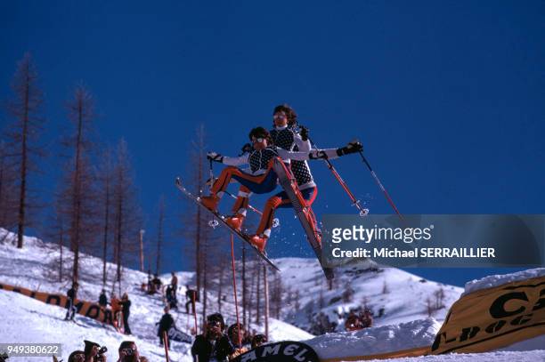Skieur freestyle à trois sur la même paire de skis à Breuil-Cervinia, Italie.
