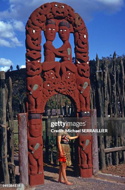 Porte sculptée dans le village maori de Roturua, Nouvelle-Zélande.