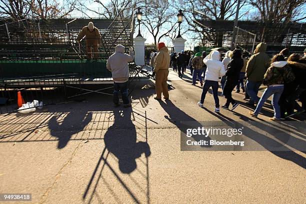 Workers set up fencing along Pennsylvania Avenue during inauguration preparations in Washington, D.C., U.S., on Friday, Jan. 16, 2009. As many as 2...