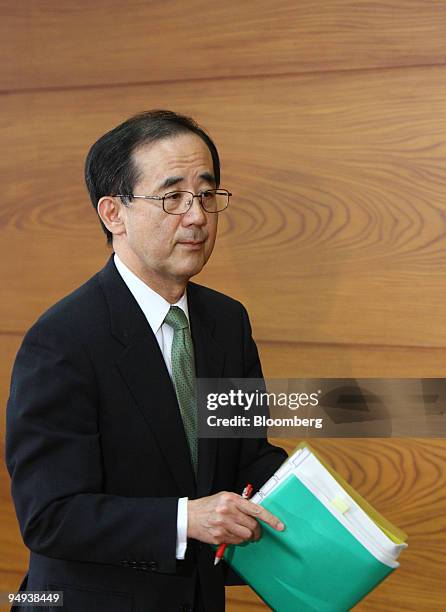 Masaaki Shirakawa, governor of the Bank of Japan, leaves a news conference in Tokyo, Japan, on Thursday, April 30, 2009. The Bank of Japan said the...