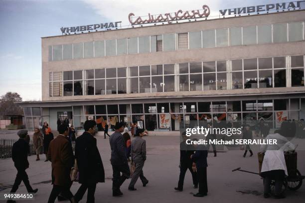 Façade d'un grand magasin à Samarcande, Ouzbékistan.