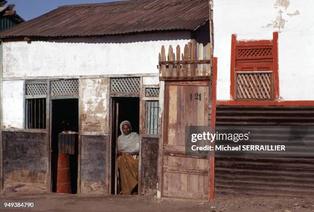 Femme à la porte de sa maison à Djibouti.