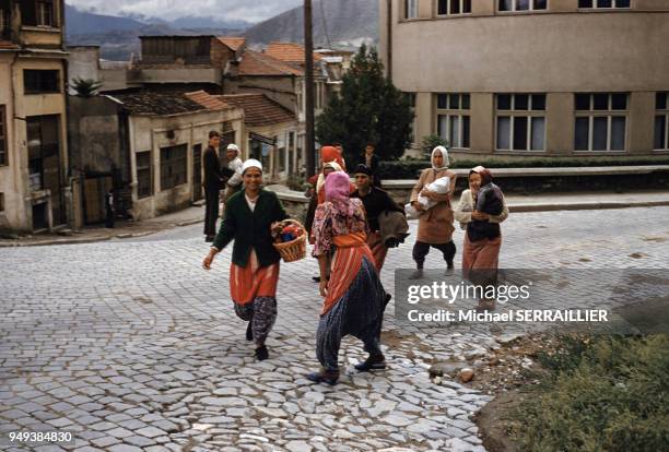 Femmes voilées dans la rue à Skopje, Macédoine.