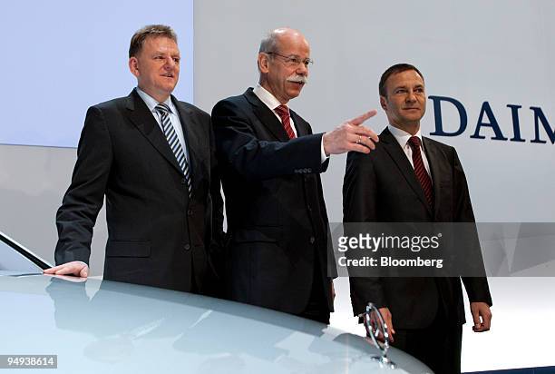 Andreas Renschler, Daimler AG management board member, left, Dieter Zetsche, the company's chief executive officer, center, and Bodo Uebber, the...