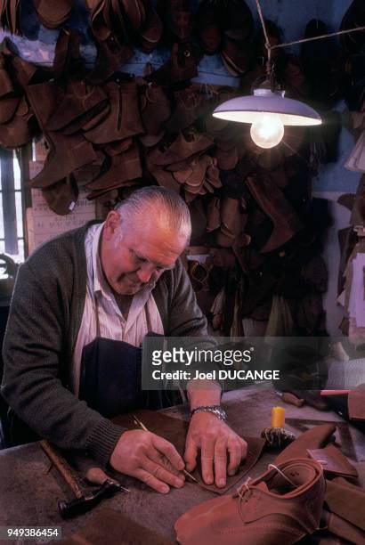 Bourrelier fabriquant des chaussures en cuir dans son atelier à Montoro, en Andalousie, Espagne.