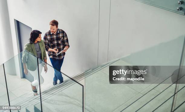 bedrijf zetten in beweging - collega stockfoto's en -beelden