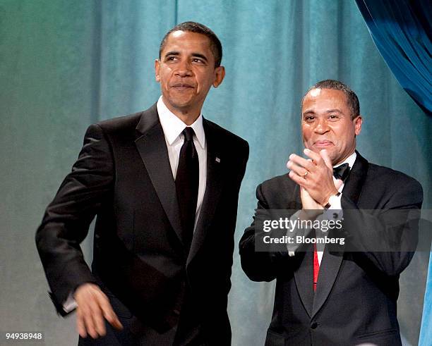 Deval Patrick, governor of Massachusetts, left, applauds U.S. President-elect Barack Obama as he arrives for a bi-partisan dinner honoring John...