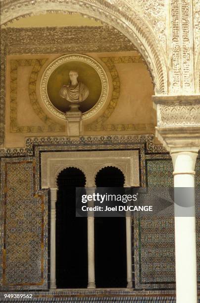 Fenêtre dans la galerie de la Casa de Pilatos à Séville, en Andalousie, Espagne.