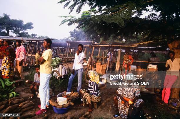 Vente de légumes sur le marché à Bafia, Cameroun.