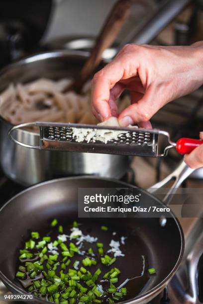 preparing wild angled onion to eat with fermented garlic - sauteren stockfoto's en -beelden