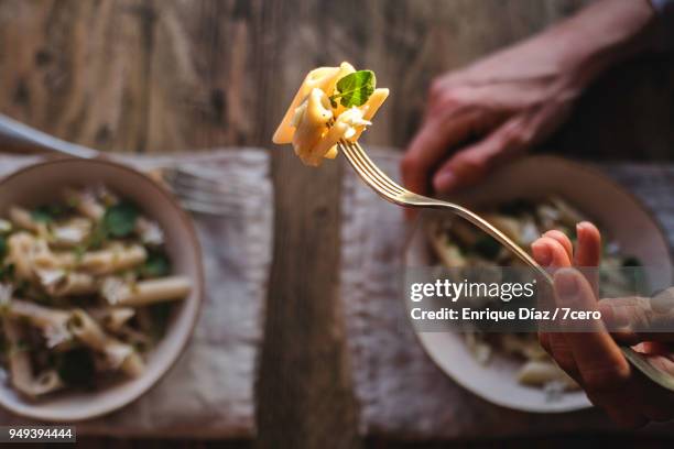 aglio e olio penne for two, mouthful for one - bowl of chili stock-fotos und bilder