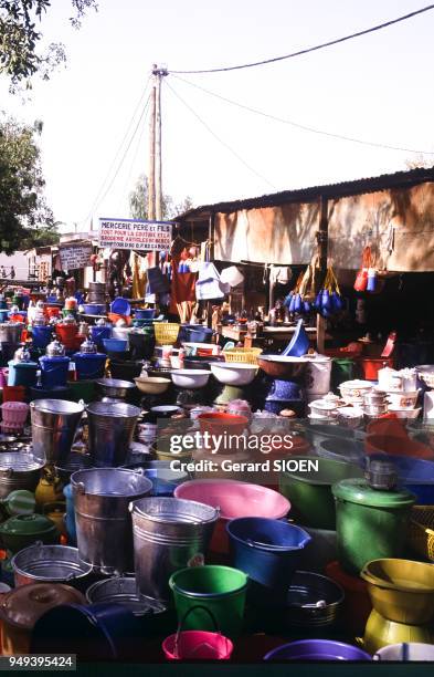 Etals de seaux et de bassines à l'entrée d'un bazar à Garoua, Cameroun.