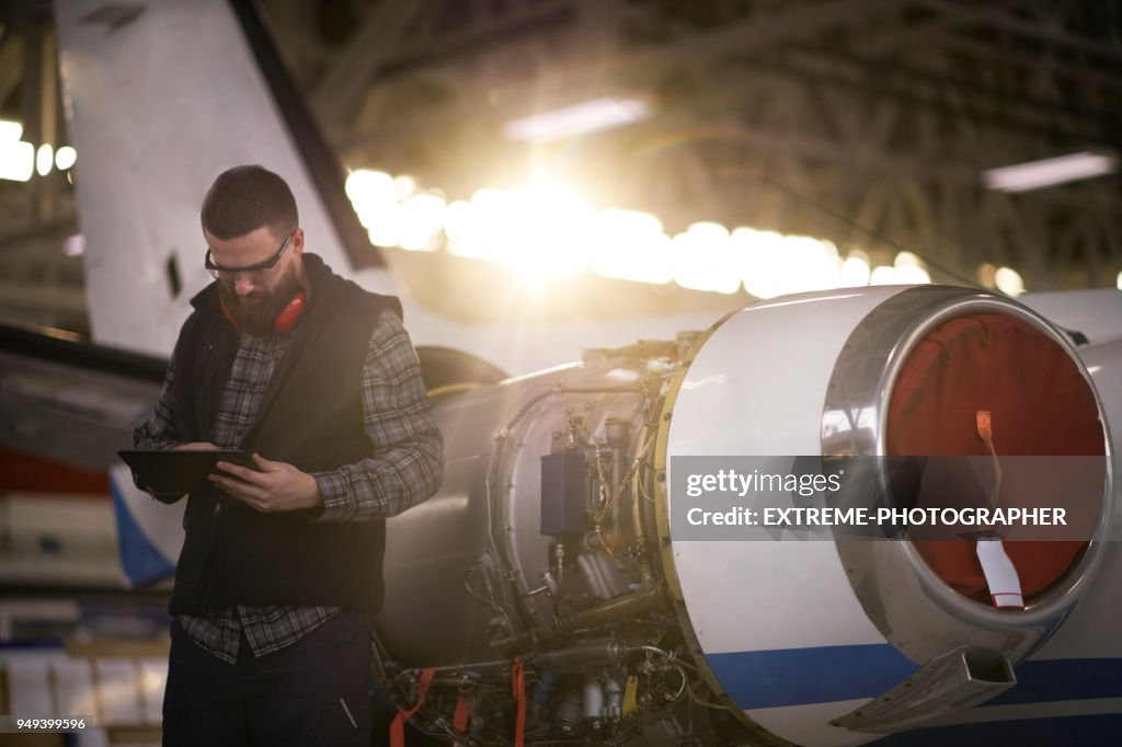 Fluggerätmechaniker im hangar