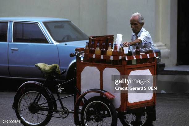Un marchand ambulant de boissons à Maracaibo dans l'Etat de Zulia, au Vénézuela.