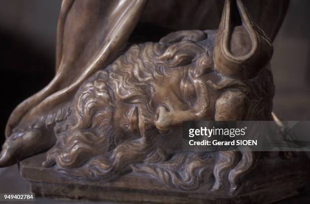 Détail de la statue en bronze de David, à la Galerie de l'Académie de Florence, en Italie.