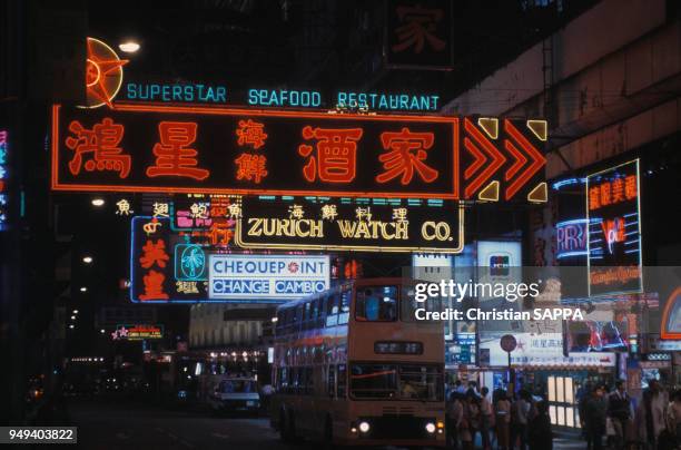 Enseignes lumineuses de nuit dans une rue de Hong Kong.