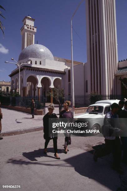 Jeunes femmes habillées à l'occidentale devant la mosquée Abou Bakr de Sidi Bel Abbès, Algérie.