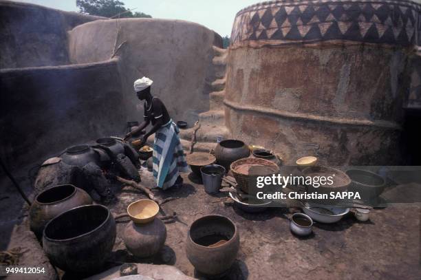 Fabrication du dolo, la bière de mil, dans le village traditionnel Gourounsi de Tiebele, au Burkina Faso.