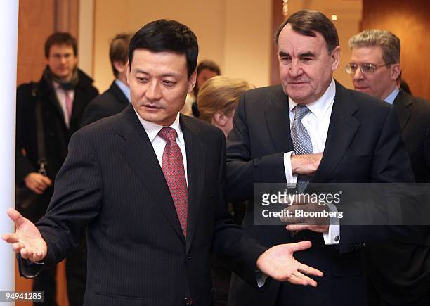Xiao Yaqing, left, chief executive officer of Chinalco, reacts during a meeting with Paul Skinner, chairman of Rio Tinto Group, centre, and Tom...