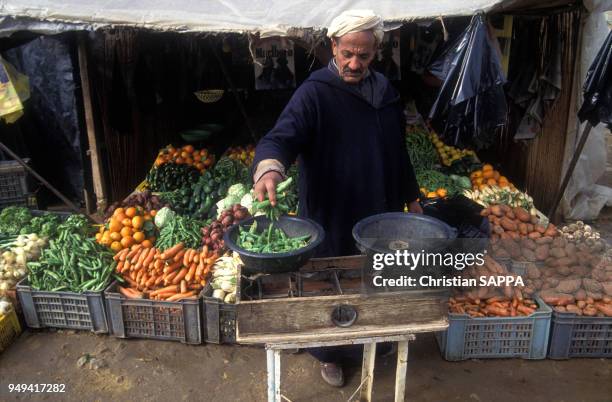 Vendeur de légumes sur le marché d'Abdelmoumen en Algérie.