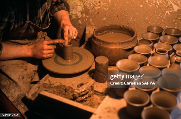 Potier dans son atelier au musée en plein air de Rumsiskes, Lituanie.