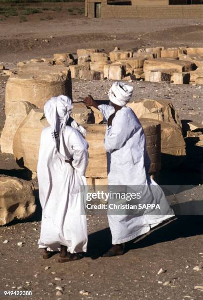 Hommes devant les vestiges du temple d'Amon à Soleb, Soudan.