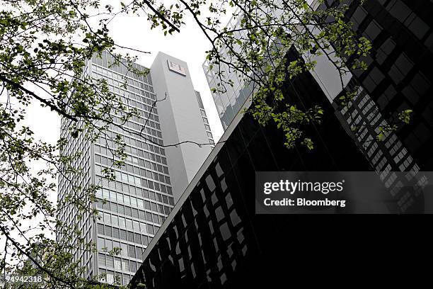 Avenue of the Americas, left, stands in New York, U.S., on Tuesday, April 21, 2009. The 40-story tower is set to be taken over tomorrow by a unit of...