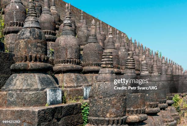 koe thaung pagoda, mrauk u, myanmar - koe stock-fotos und bilder