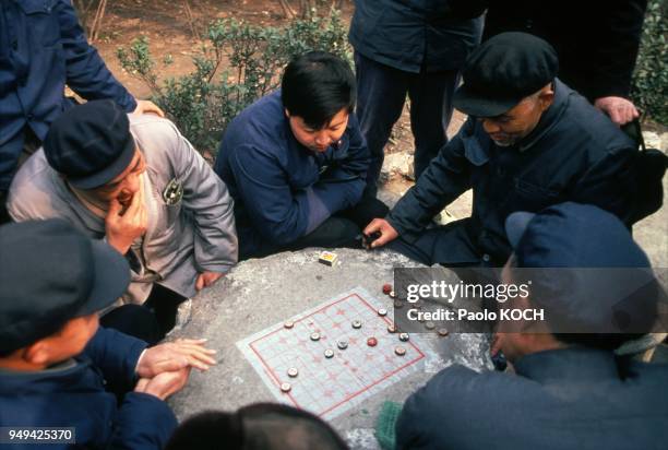 Joueurs de 'Xiang Qi' dans le parc Huangpu, à Shanghai, Chine.