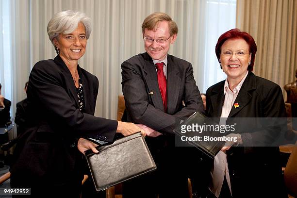 Robert Zoellick, president of the World Bank, center, Christine Lagarde, left, finance minister of France, left, and Heidemarie Wieczorek-Zeul,...