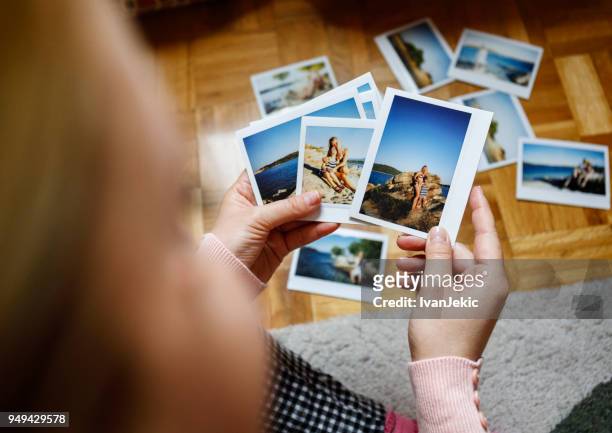 在家裡流覽假期照片 - photo album 個照片及圖片檔
