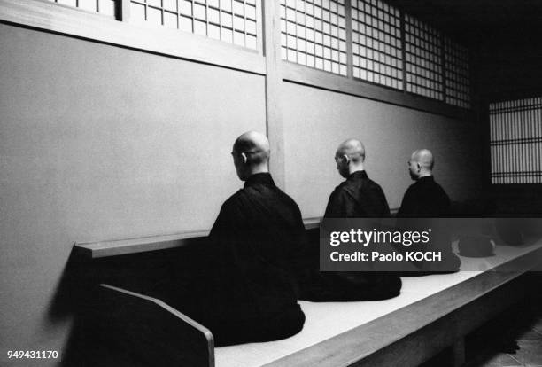 Moines bouddhistes zen en méditation dans le monastère Eihei-ji au Japon.