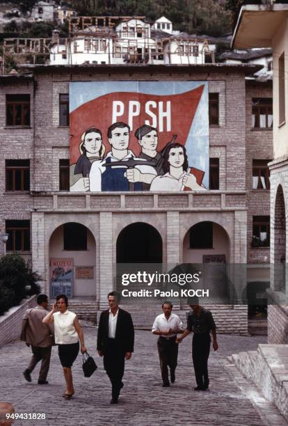 Affiche de propagande du ?Parti du travail d'Albanie? dans une rue de Tirana, Albanie.