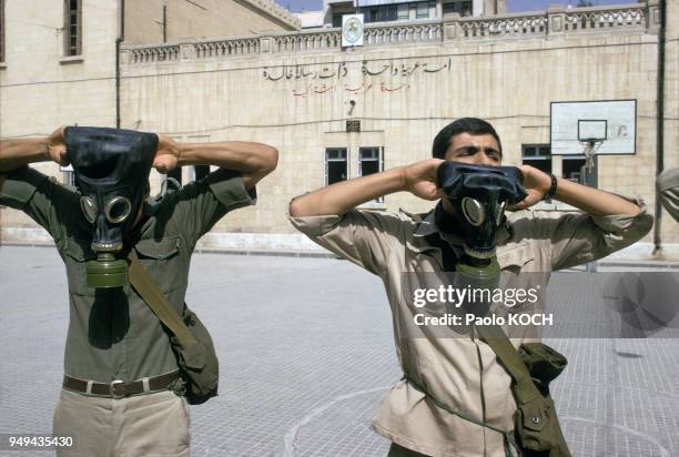 Apprentissage de l'utilisation de masques à gaz dans l'école militaire secondaire pour garçons de Damas, en Syrie.