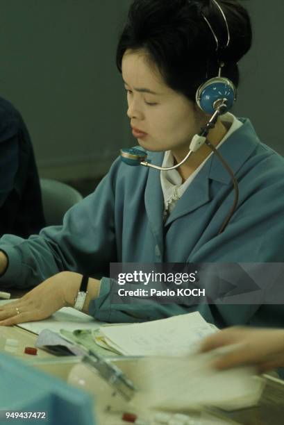 Employée d'un central téléphonique à Tokyo, Japon.