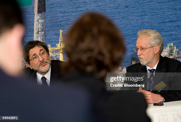 Jose Sergio Gabrielli, chief executive officer of Petroleo Brasileiro SA , left, speaks during a news conference with Almir Guilherme Barbassa, chief...