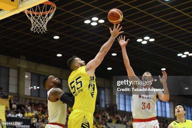 Josh Harrellson of the Sunrockers Shibuya contests a rebound with Ryumo Ono of the Chiba Jets during the B.League game between Sunrockers Shibuya and...