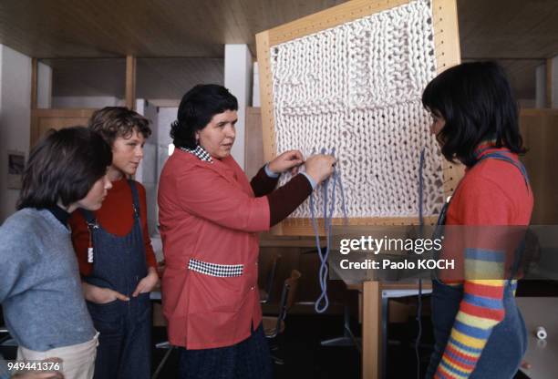 Cours de tricot dans une école primaire à Silvaplana, Suisse.