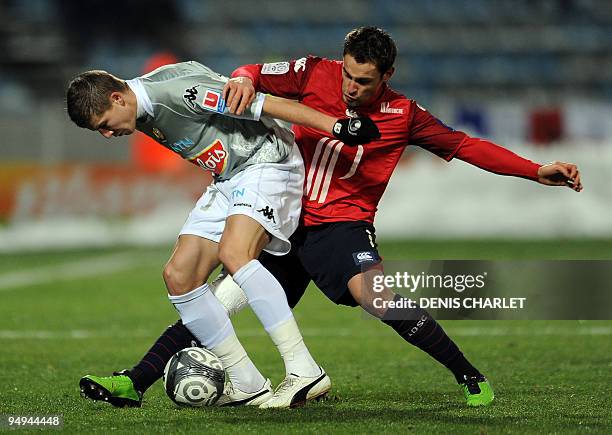 Lille's French midfielder Mathieu Debuchy vies with Le Mans' midfielder Guillaume Loriot during their French L1 football match Lille vs Le Mans on...