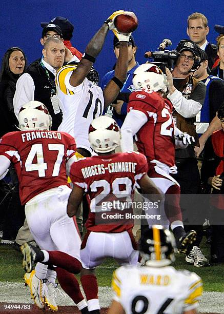 Santonio Holmes, Pittsburgh Steelers wide receiver, back, catches the go ahead touchdown against the Arizona Cardinals to win the National Football...