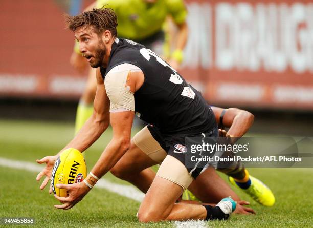 Dale Thomas of the Blues handpasses the ball during the round five AFL match between the Carlton Blues and the West Coast Eagles at Melbourne Cricket...