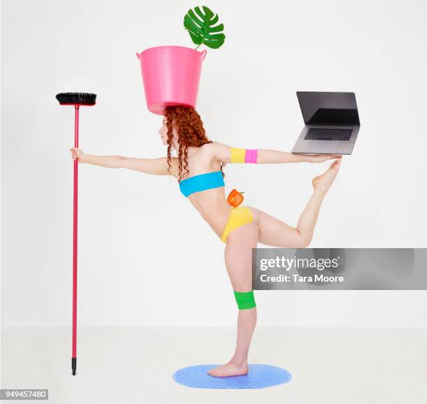 woman balancing several objects on body - multitasking stock-fotos und bilder