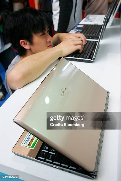 Patron of an expo examines an Asustek Computer Inc. Eee PC in Taipei, Taiwan, on Thursday, Feb. 12, 2009. Asustek, the world's largest supplier of...