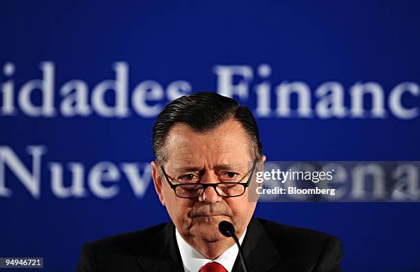 Alfredo Saenz, chief executive officer of Banco Santander Central Hispano SA, speaks at the XVI Financial Conference in Madrid, Spain, on Tuesday,...