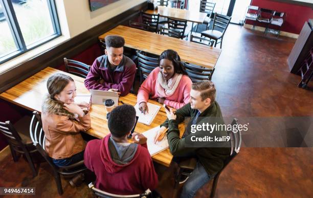 jugendliche gemeinsam studieren in coffee-shop - project high school stock-fotos und bilder