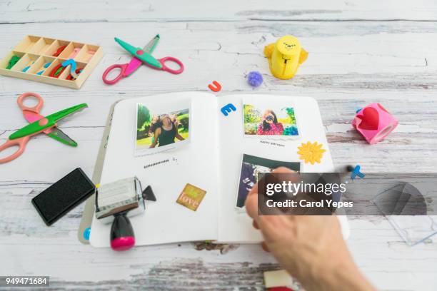 female hand writting in a  photo journal - scrapbook 個照片及圖片檔