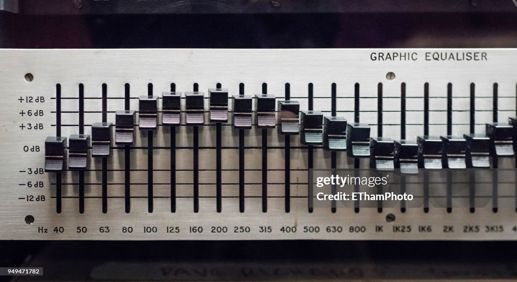 Analog vintage graphic audio equalizer